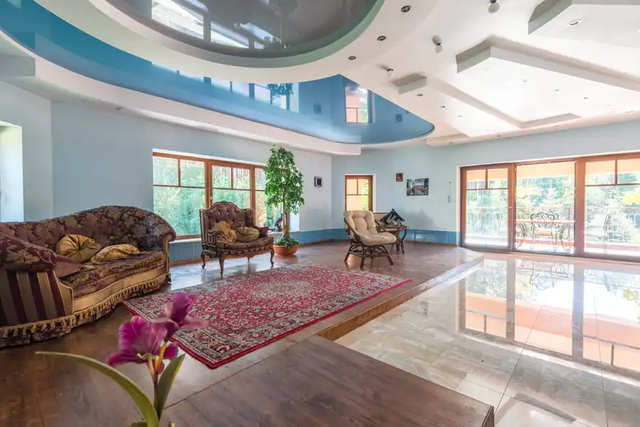 Bright living room with modern design, featuring elegant furniture and large windows.